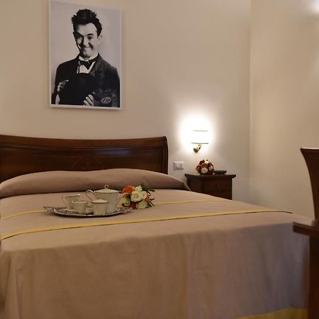 Dimora Conte Di Ruvo Bed & Breakfast Napoli Bagian luar foto