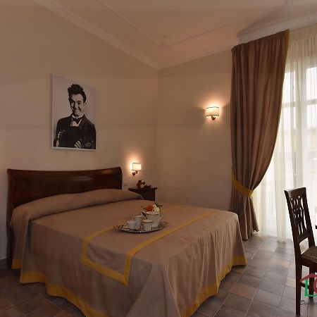 Dimora Conte Di Ruvo Bed & Breakfast Napoli Bagian luar foto