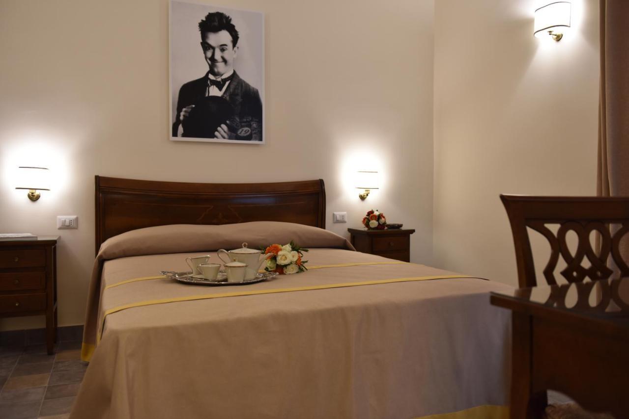 Dimora Conte Di Ruvo Bed & Breakfast Napoli Bagian luar foto