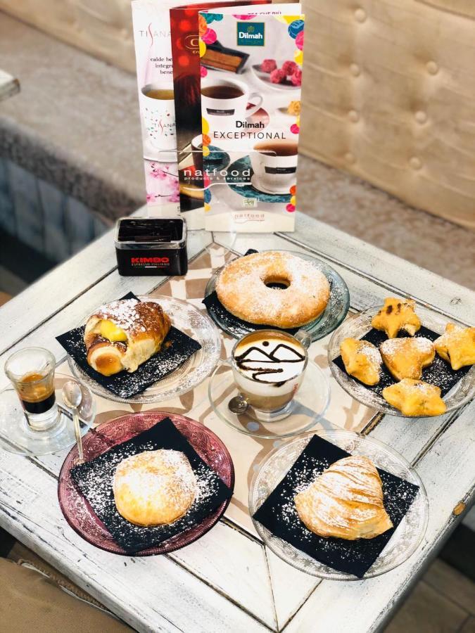 Dimora Conte Di Ruvo Bed & Breakfast Napoli Bagian luar foto