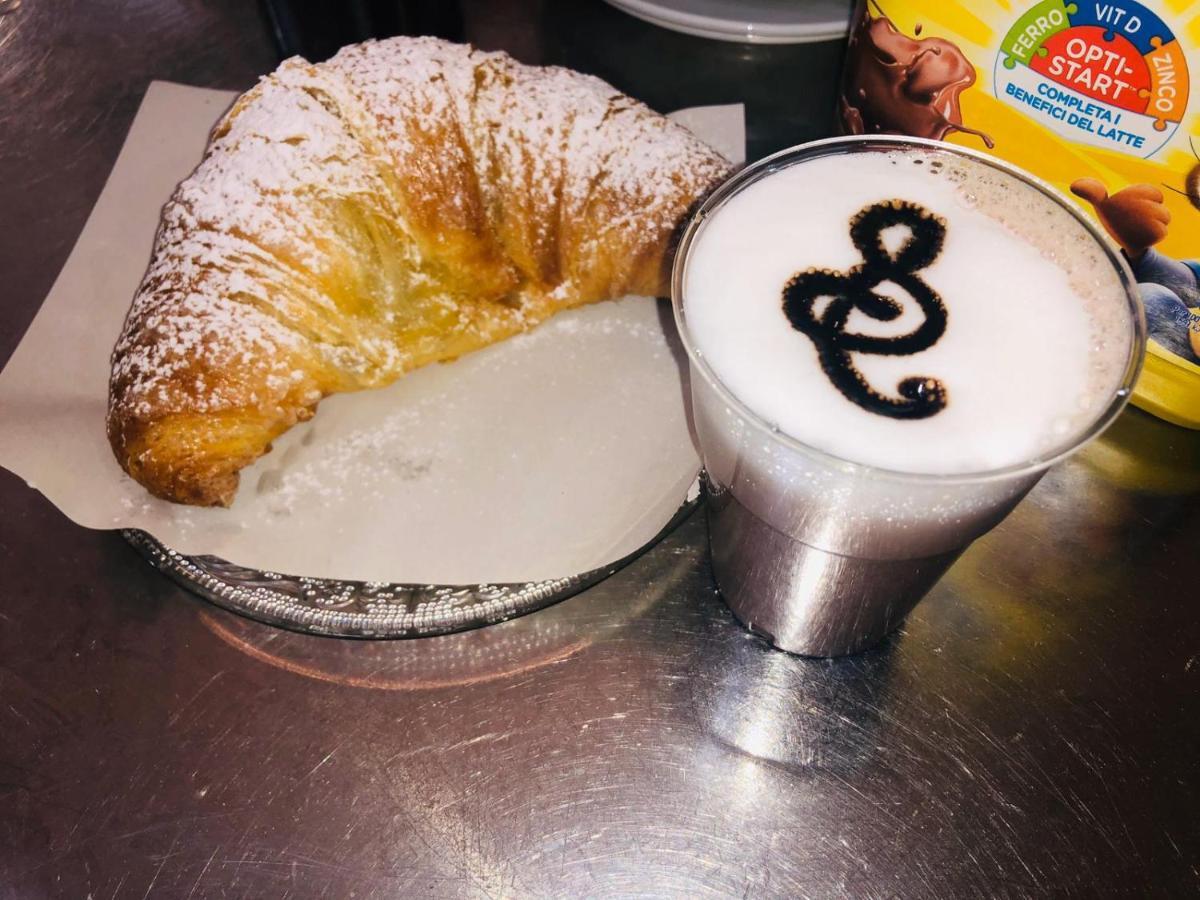 Dimora Conte Di Ruvo Bed & Breakfast Napoli Bagian luar foto